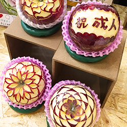 フルーツカービングのデザイン（リンゴ文字）